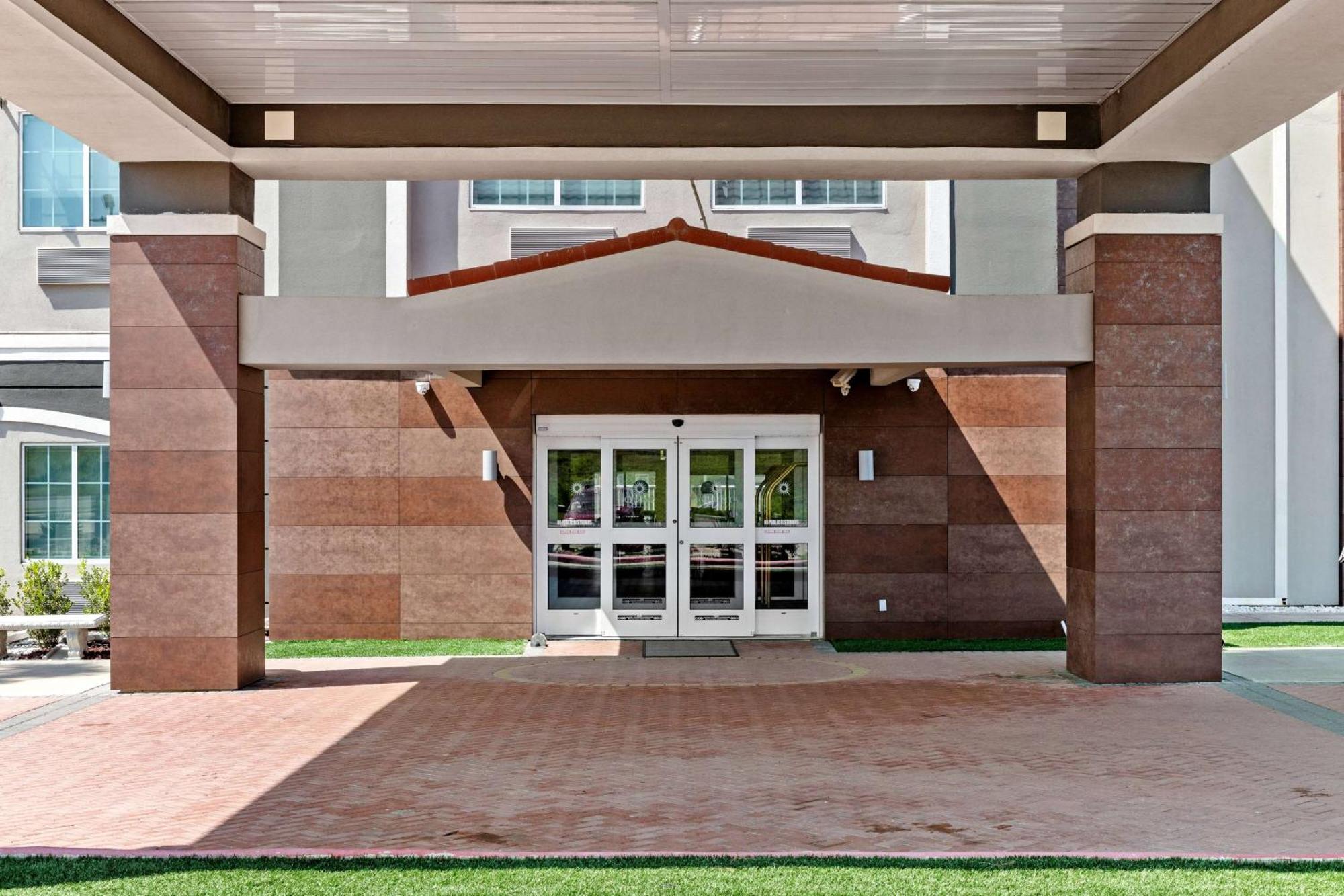 La Quinta Inn Suites By Wyndham Raymondville Harlingen Exterior photo