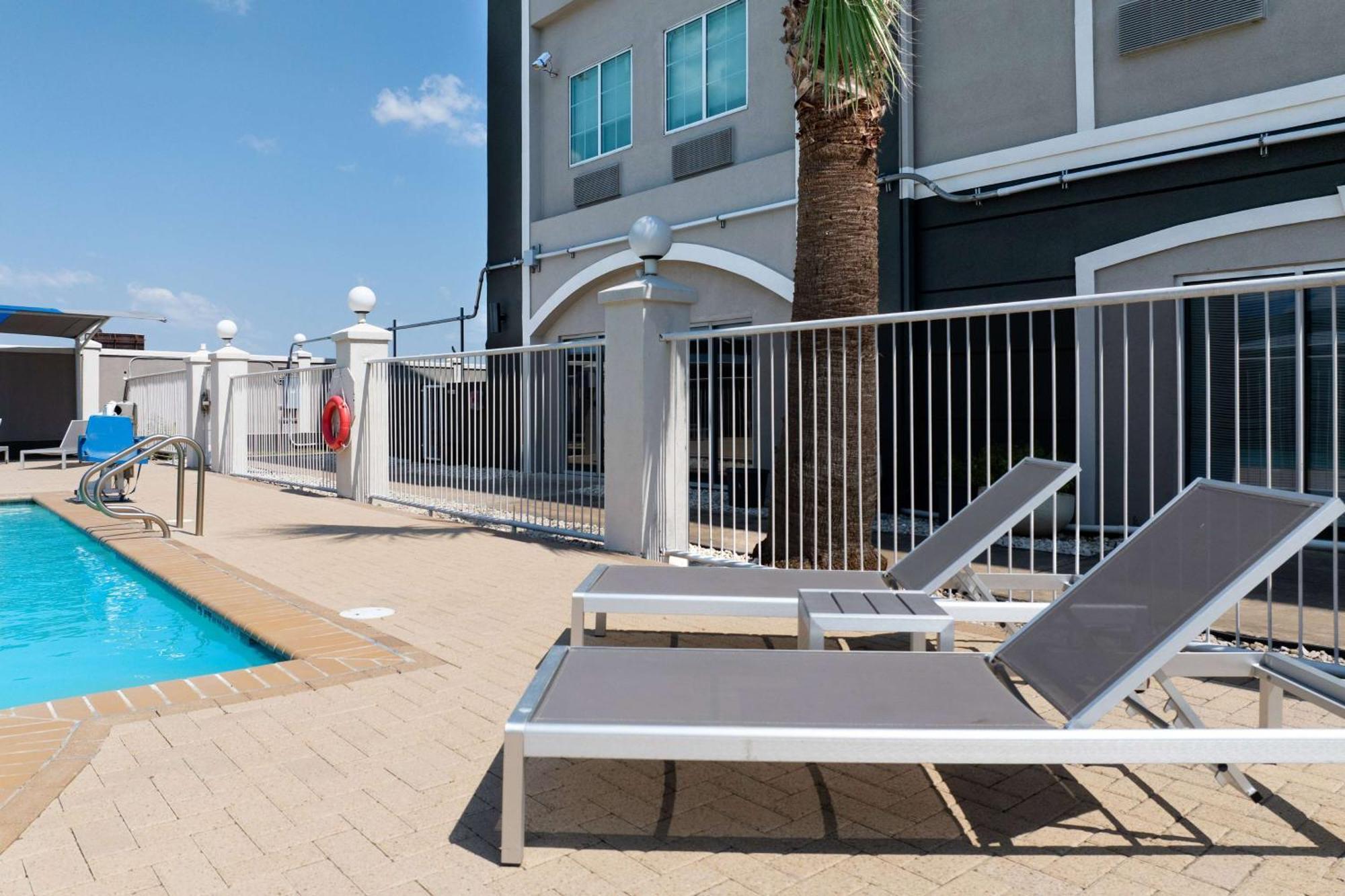 La Quinta Inn Suites By Wyndham Raymondville Harlingen Exterior photo