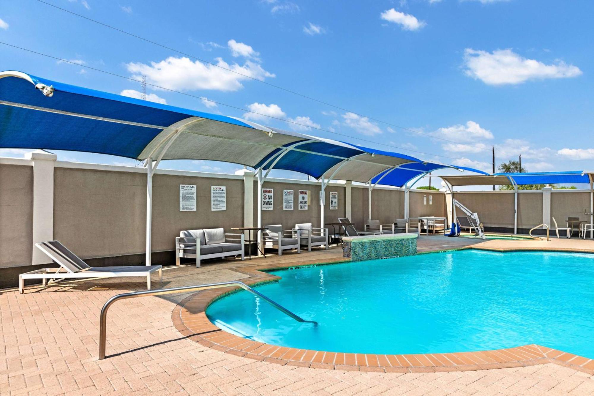 La Quinta Inn Suites By Wyndham Raymondville Harlingen Exterior photo
